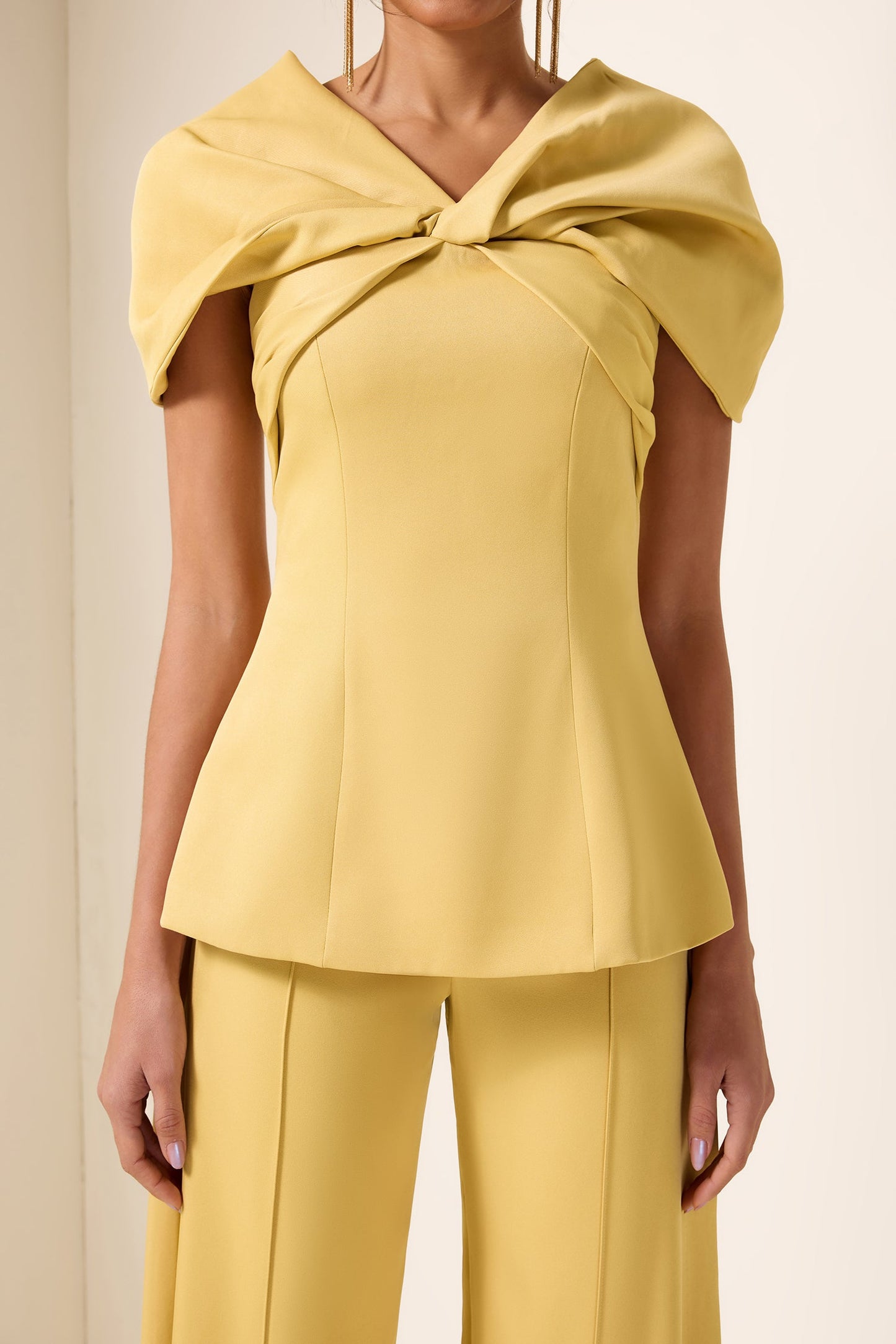 Effortlessly Elegant Pants with a Timeless Design
