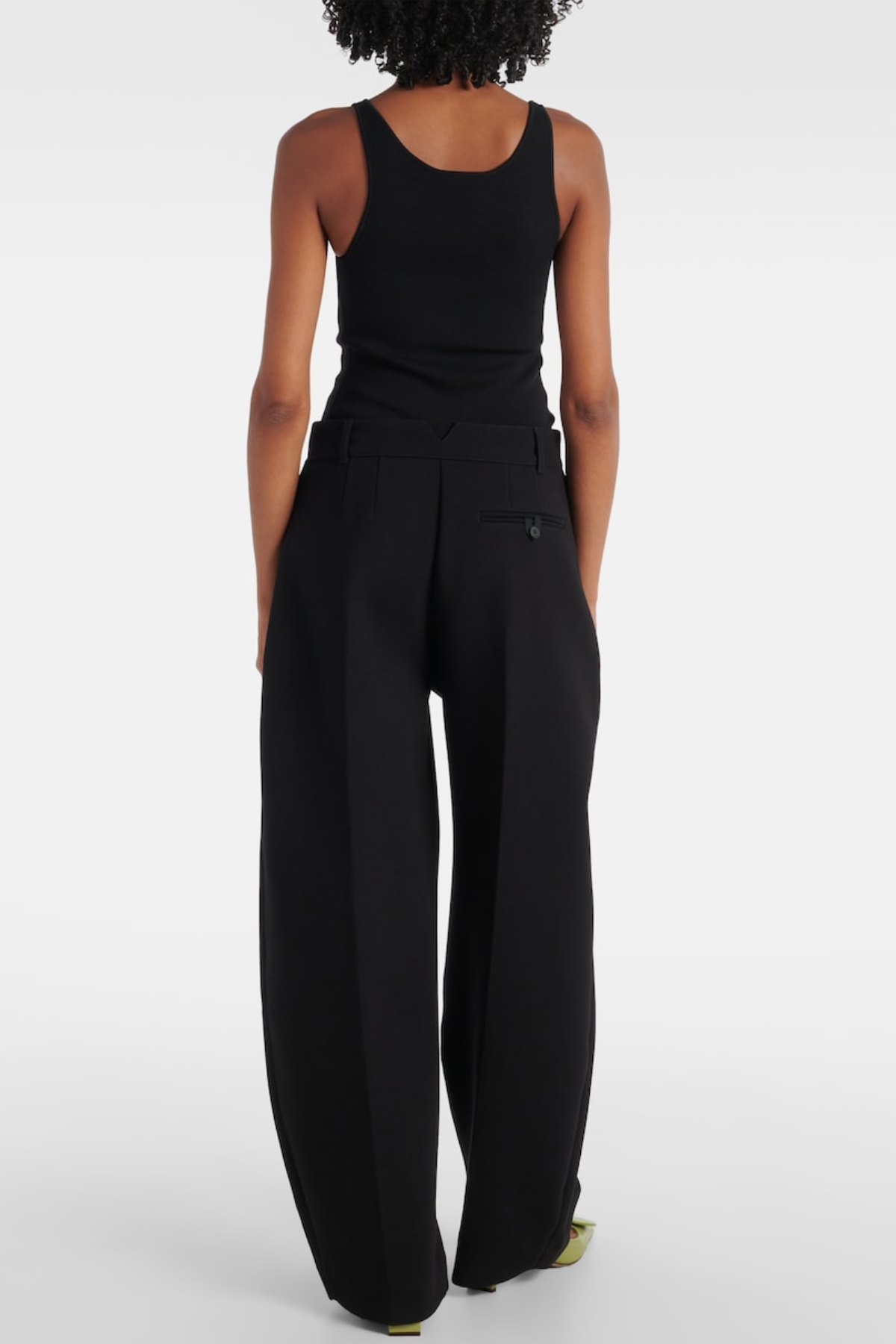 Effortlessly Elegant Pants with a Timeless Design
