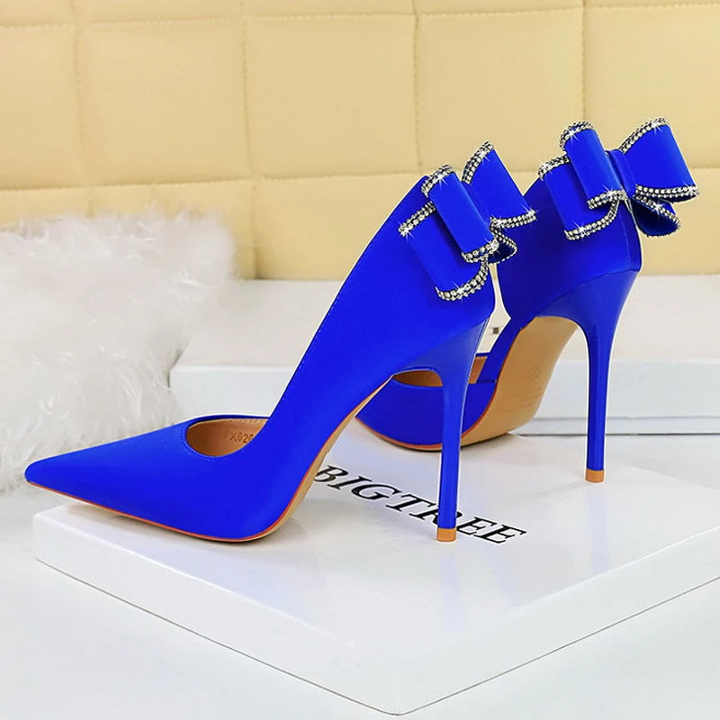 Effortlessly Elegant Heels with a Timeless Design