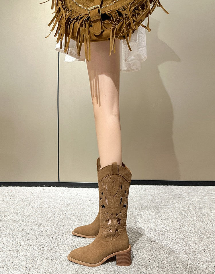 Effortlessly Elegant Boots with a Timeless Design