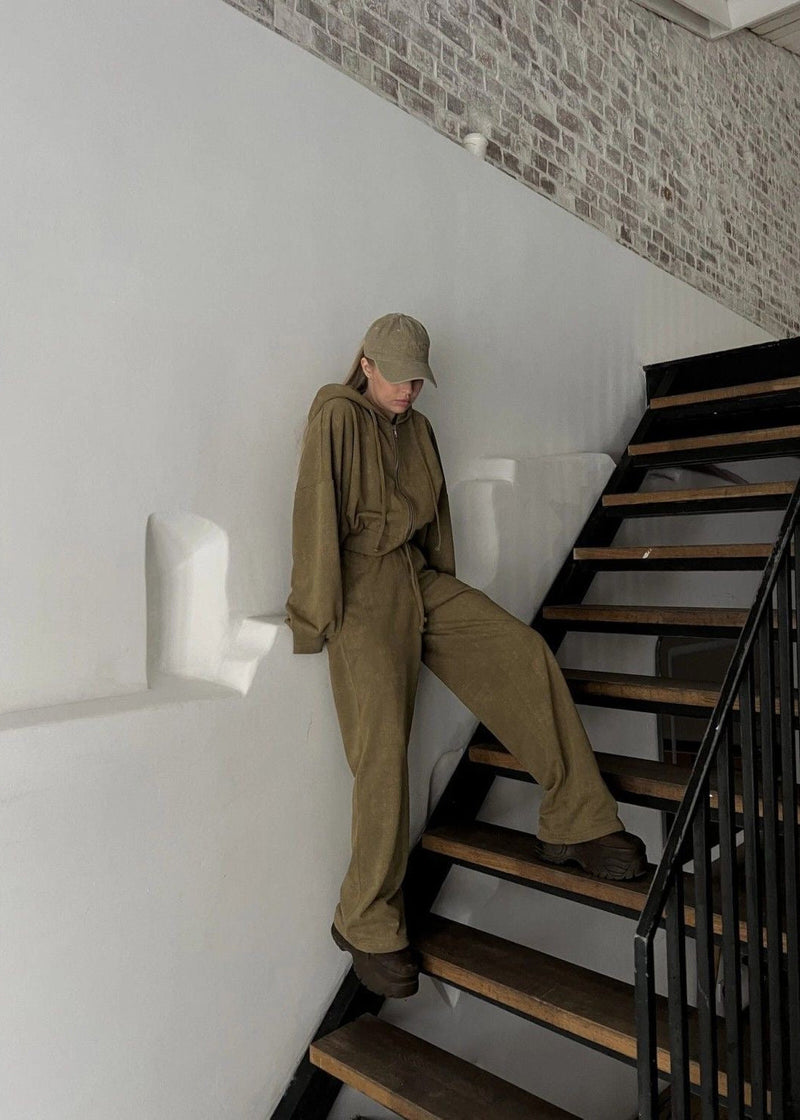 Effortlessly Elegant Pants with a Timeless Design