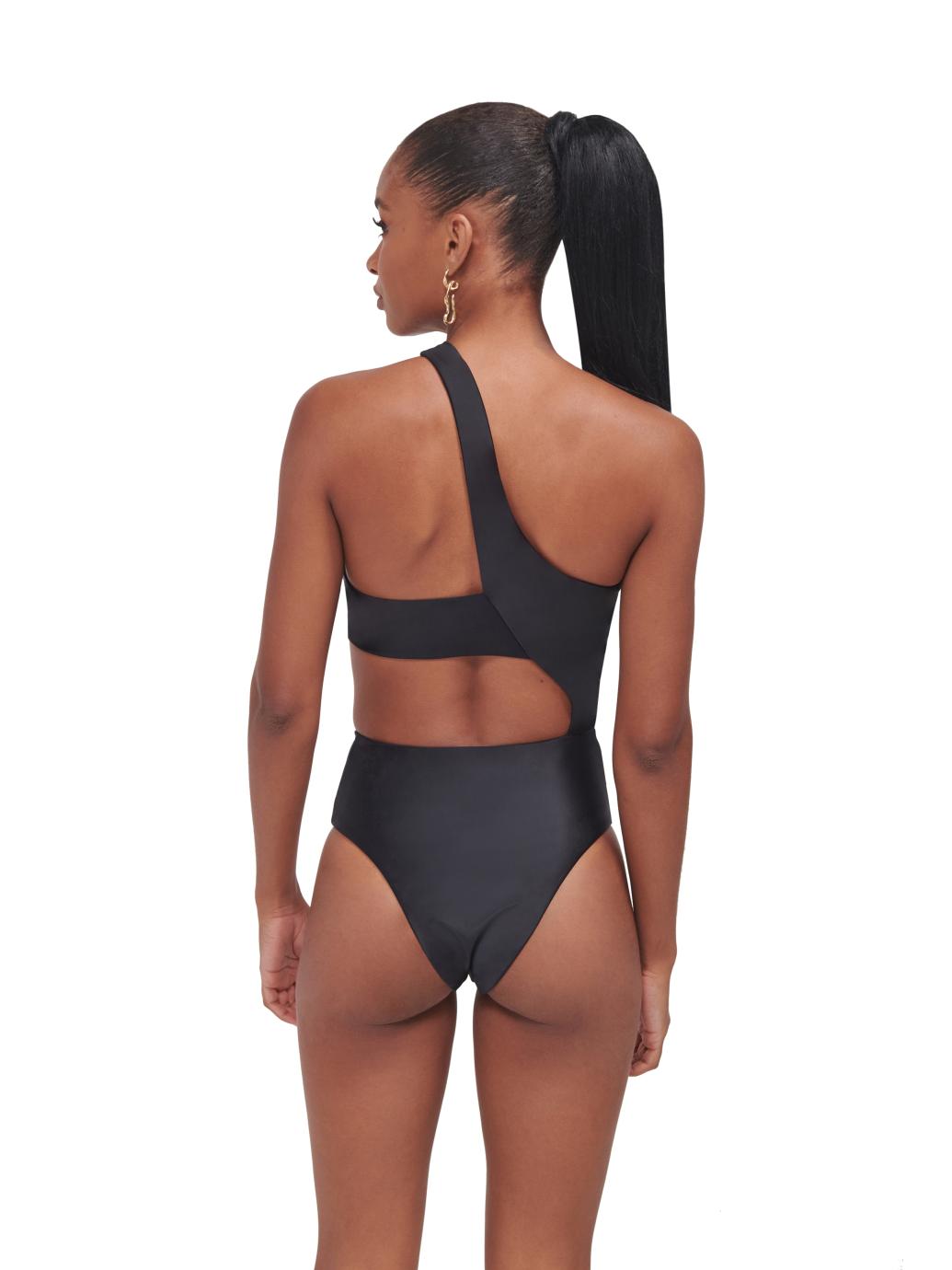 Well Tailored Swimsuit with a Graceful Silhouette