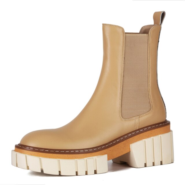 Effortlessly Elegant Boots with a Timeless Design
