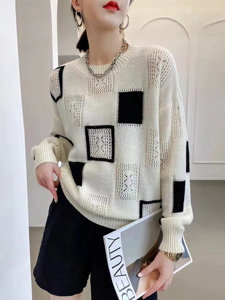 Well Tailored Sweater with a Graceful Silhouette