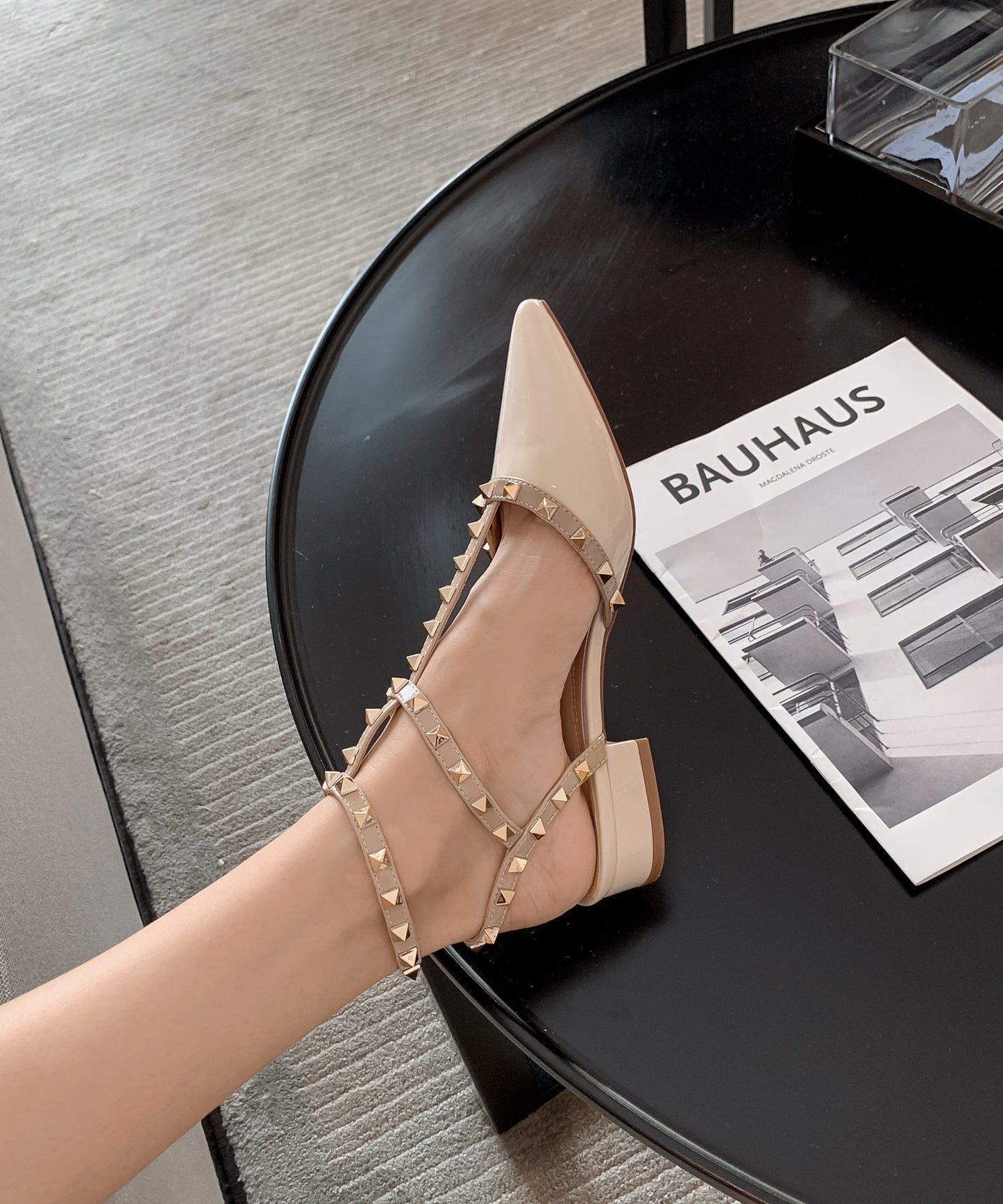 Effortlessly Elegant Sandals with a Timeless Design