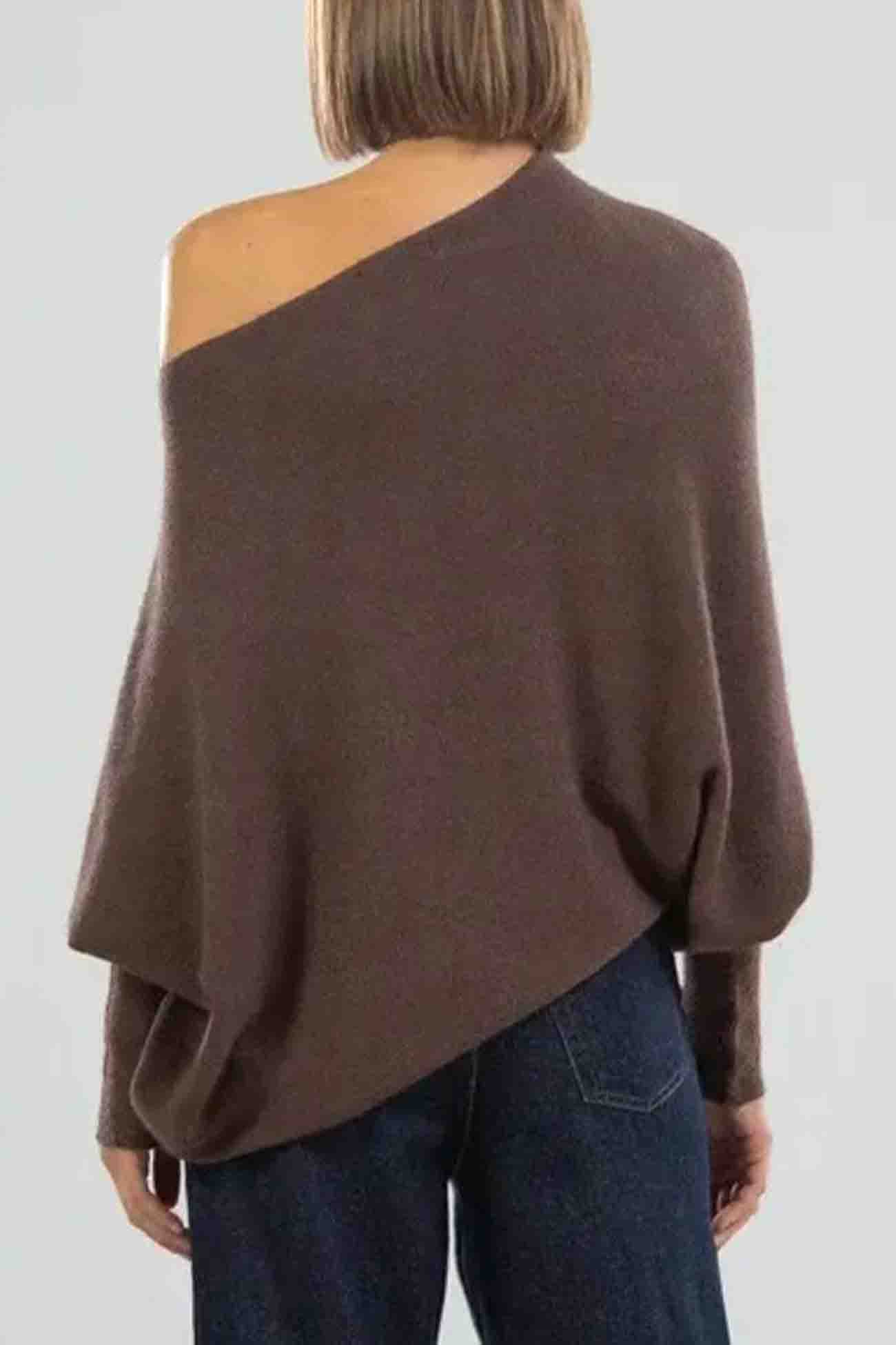 Effortlessly Elegant Top with a Timeless Design