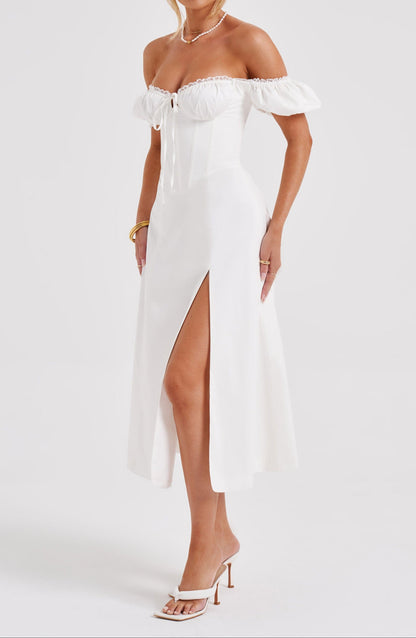 Well Tailored Dress with a Graceful Silhouette