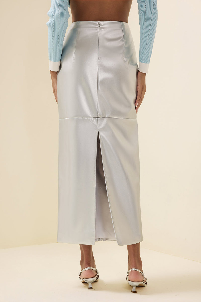 Effortlessly Elegant Garment with a Timeless Design