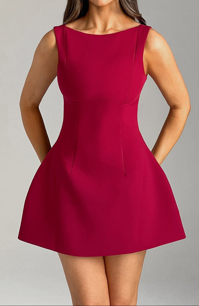 Well Tailored Dress with a Graceful Silhouette
