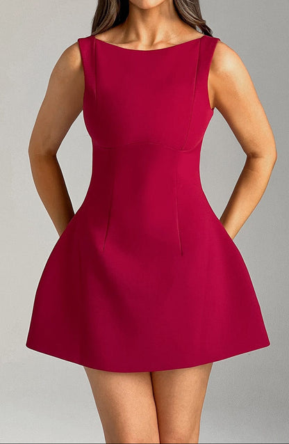 Well Tailored Dress with a Graceful Silhouette