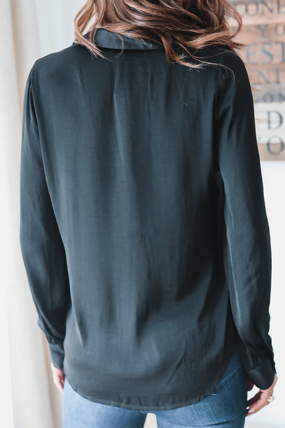 Well Tailored Top with a Graceful Silhouette