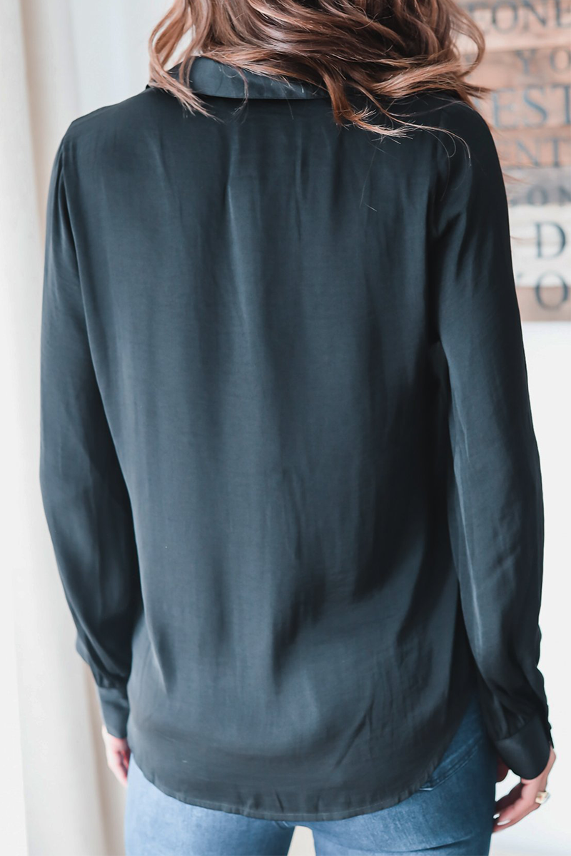 Well Tailored Top with a Graceful Silhouette