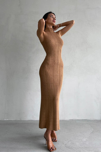 Well Tailored Sweater with a Graceful Silhouette