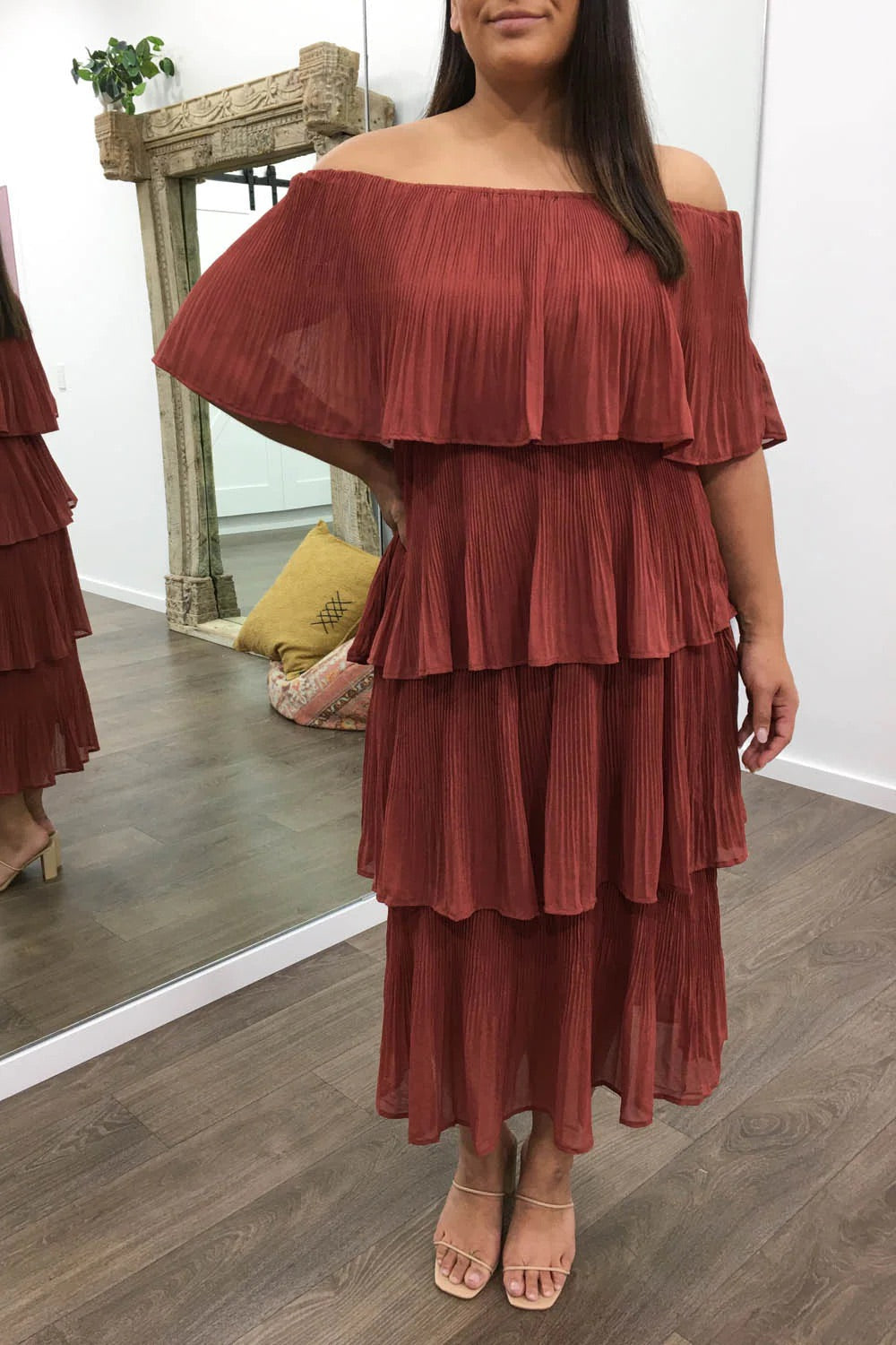 Well Tailored Dress with a Graceful Silhouette
