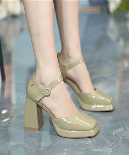 Effortlessly Elegant Heels with a Timeless Design