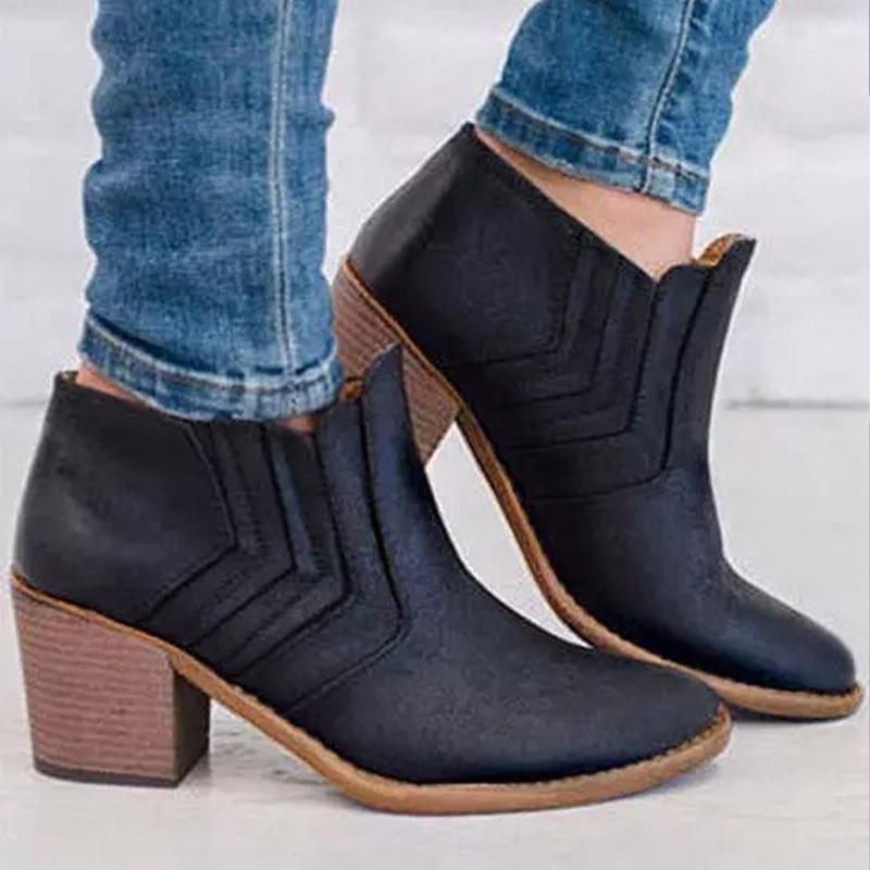 Effortlessly Elegant Boots with a Timeless Design