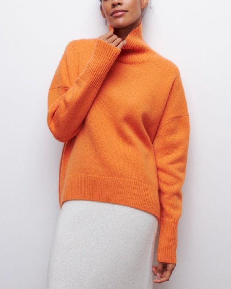Well Tailored Sweater with a Graceful Silhouette