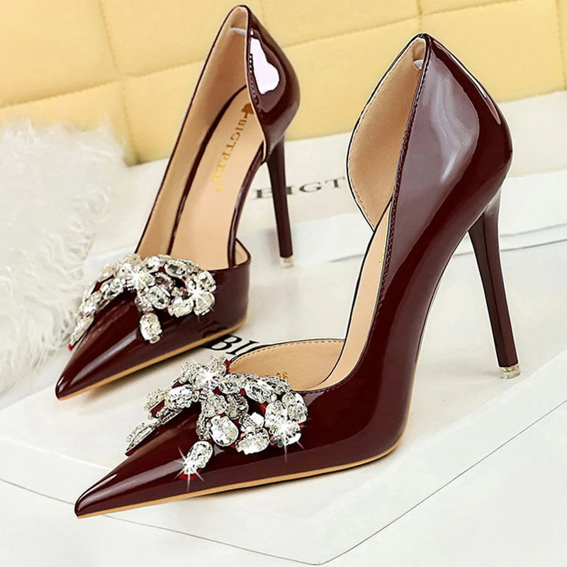 Effortlessly Elegant Heels with a Timeless Design