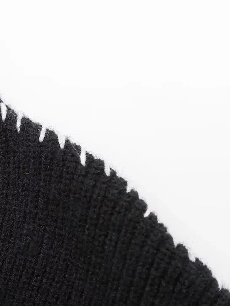 Well Tailored Sweater with a Graceful Silhouette