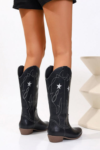 Effortlessly Elegant Boots with a Timeless Design