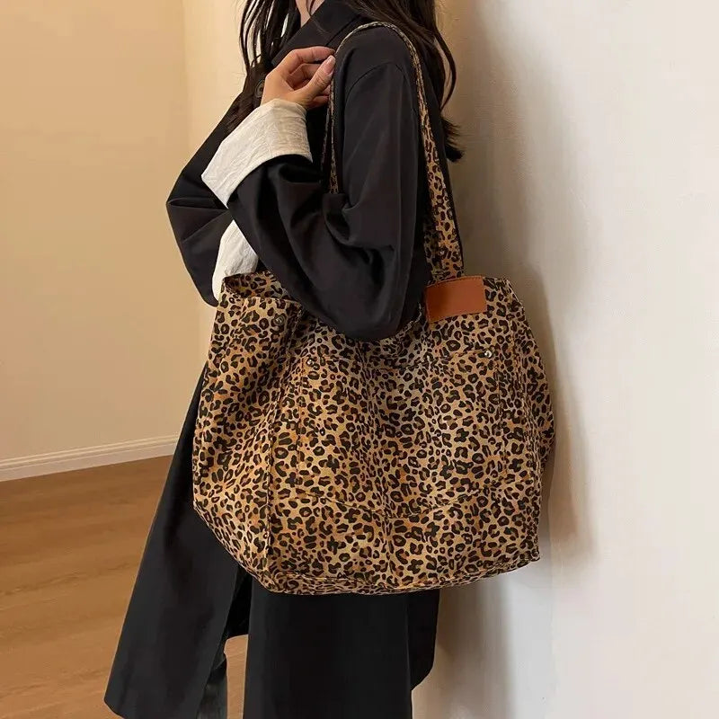 Gracefully Styled Bag for Any Occasion