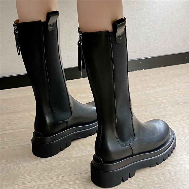 Well Tailored Boots with a Graceful Silhouette