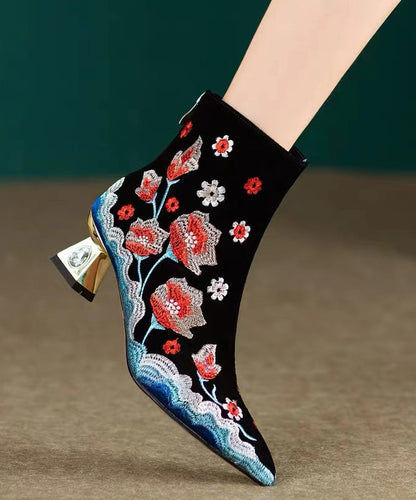 Effortlessly Elegant Boots with a Timeless Design