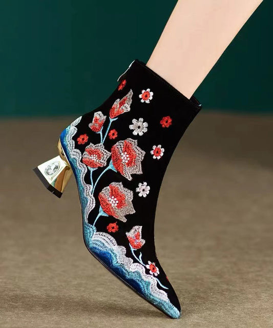 Effortlessly Elegant Boots with a Timeless Design