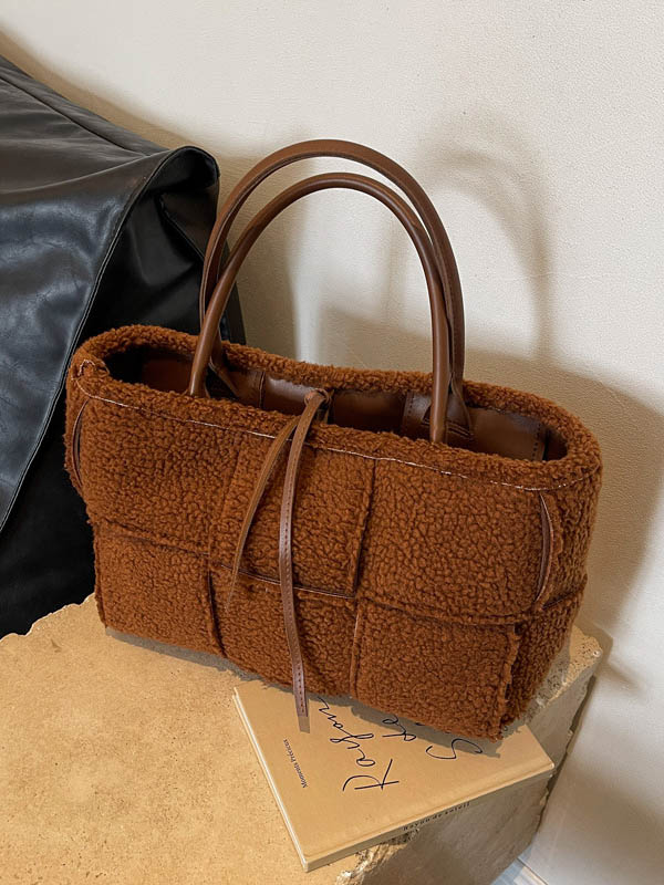 Gracefully Styled Bag for Any Occasion