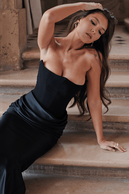 Beautifully Finished Dress in a Timeless Design