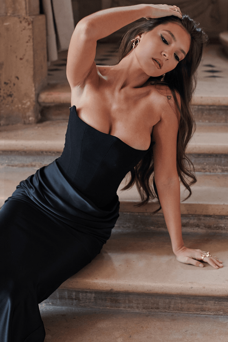 Beautifully Finished Dress in a Timeless Design