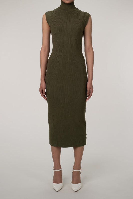Well Tailored Sweater with a Graceful Silhouette
