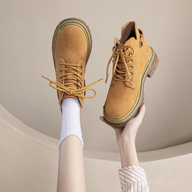 Effortlessly Elegant Boots with a Timeless Design