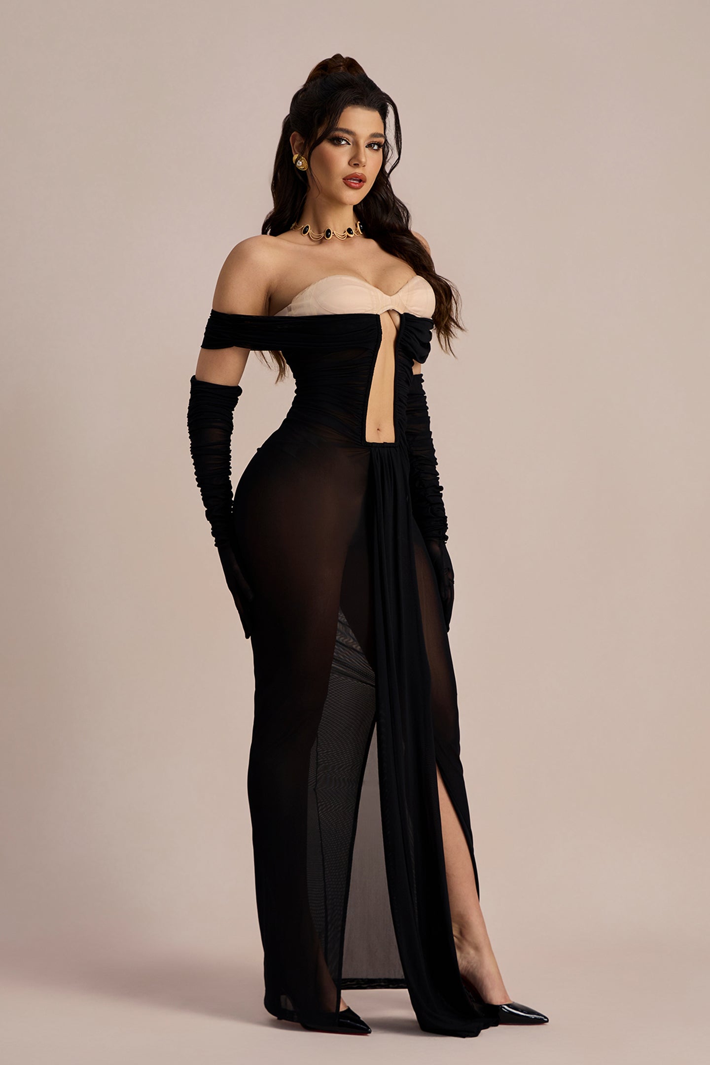 Beautifully Finished Dress in a Timeless Design