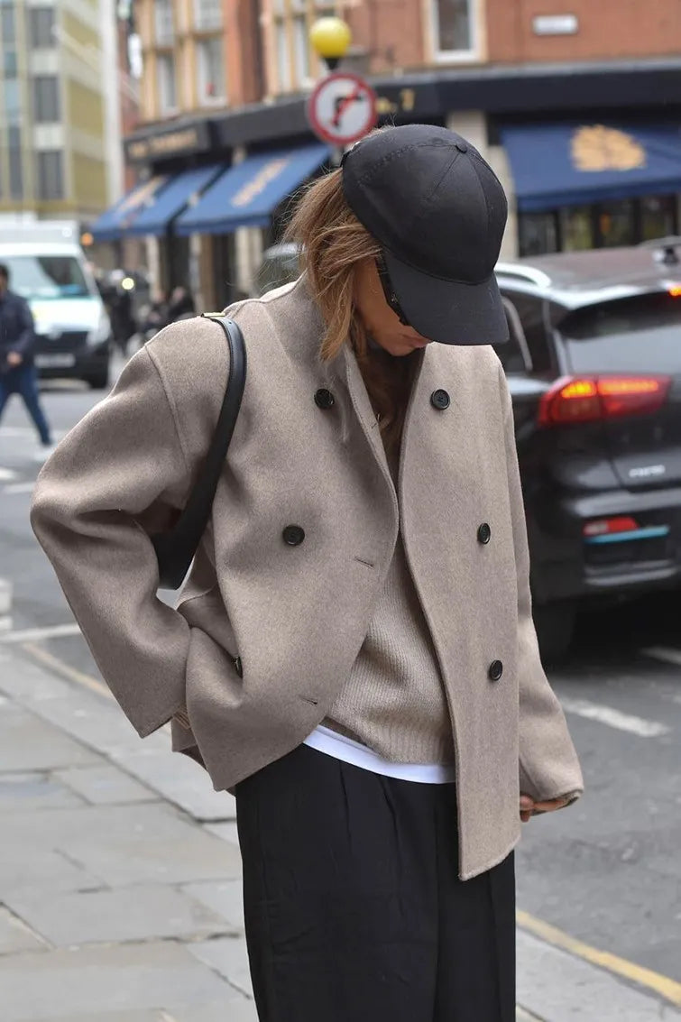 Effortlessly Elegant Jacket with a Timeless Design