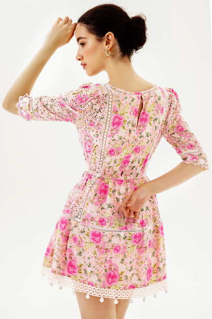 Effortlessly Elegant Dress with a Timeless Design