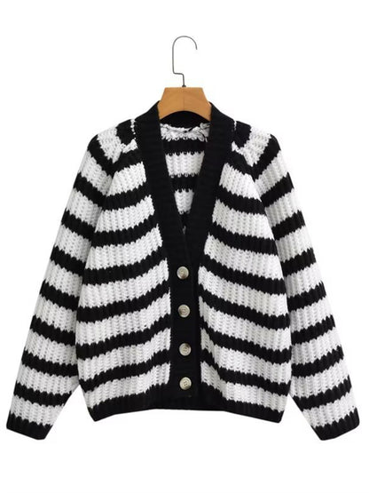 Well Tailored Cardigan with a Graceful Silhouette
