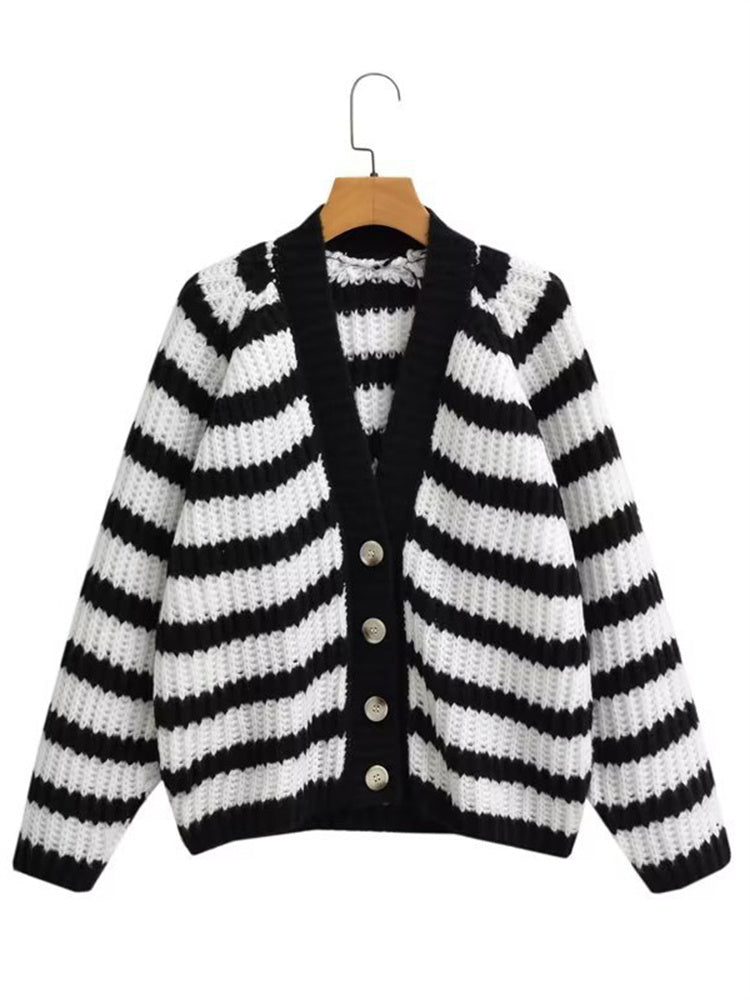 Well Tailored Cardigan with a Graceful Silhouette