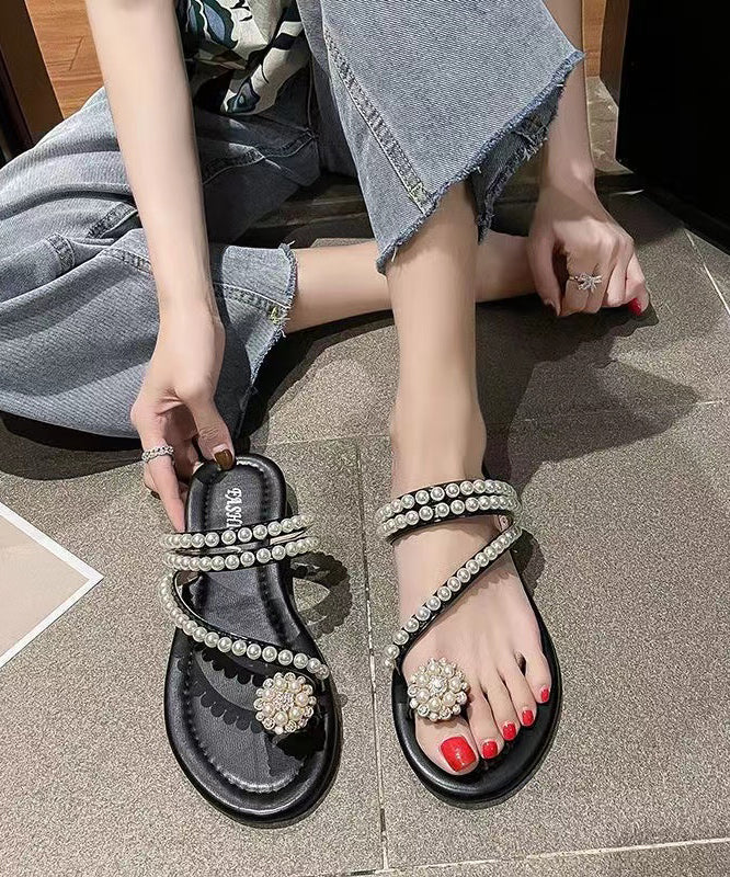 Well Tailored Sandals with a Graceful Silhouette
