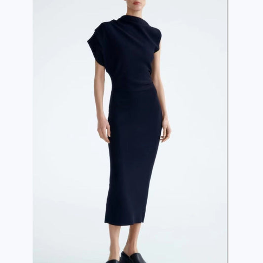 Well Tailored Dress with a Graceful Silhouette