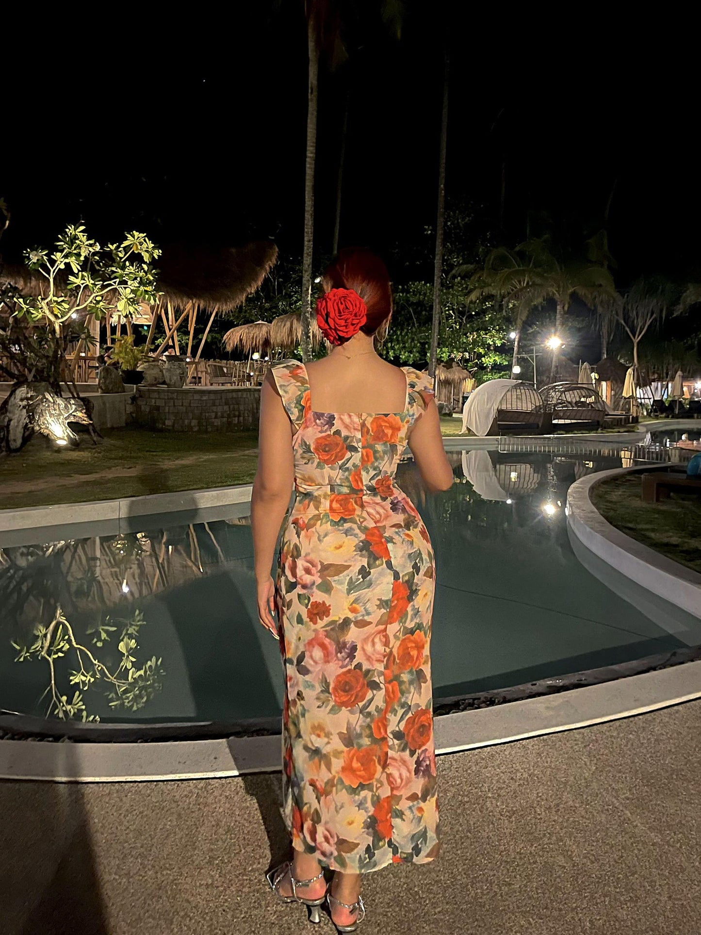 Beautifully Finished Dress in a Timeless Design