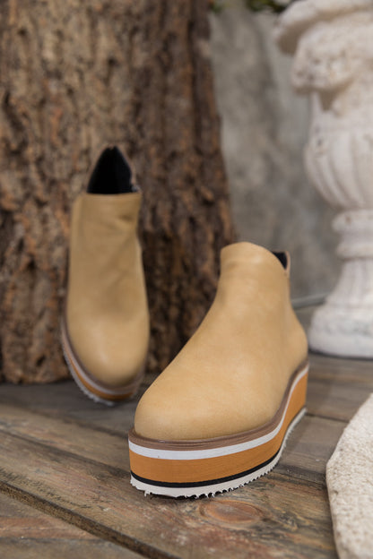 Beautifully Finished Boots in a Timeless Design