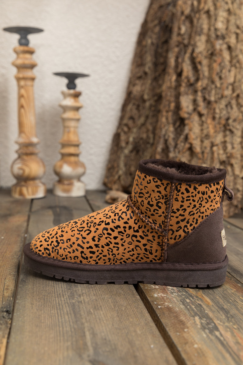 Effortlessly Elegant Boots with a Timeless Design