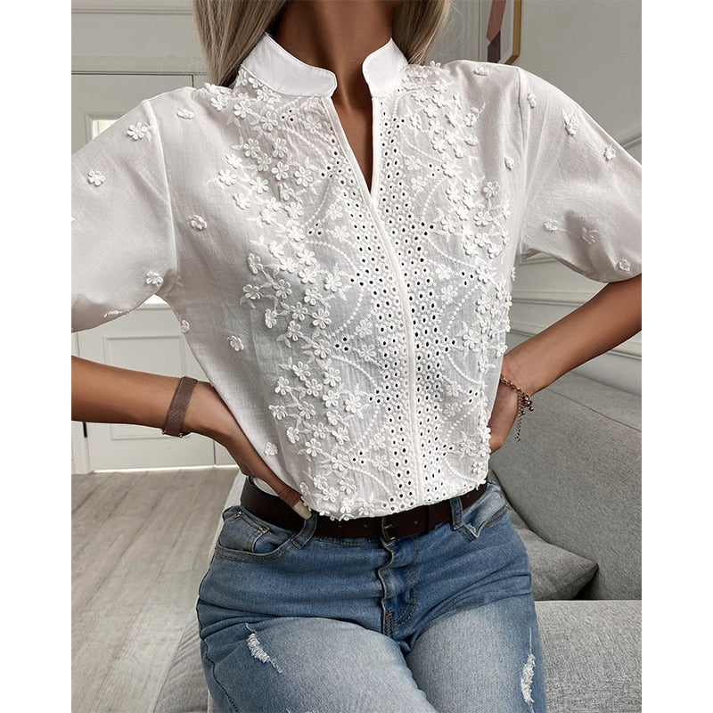 Effortlessly Elegant Blouse with a Timeless Design