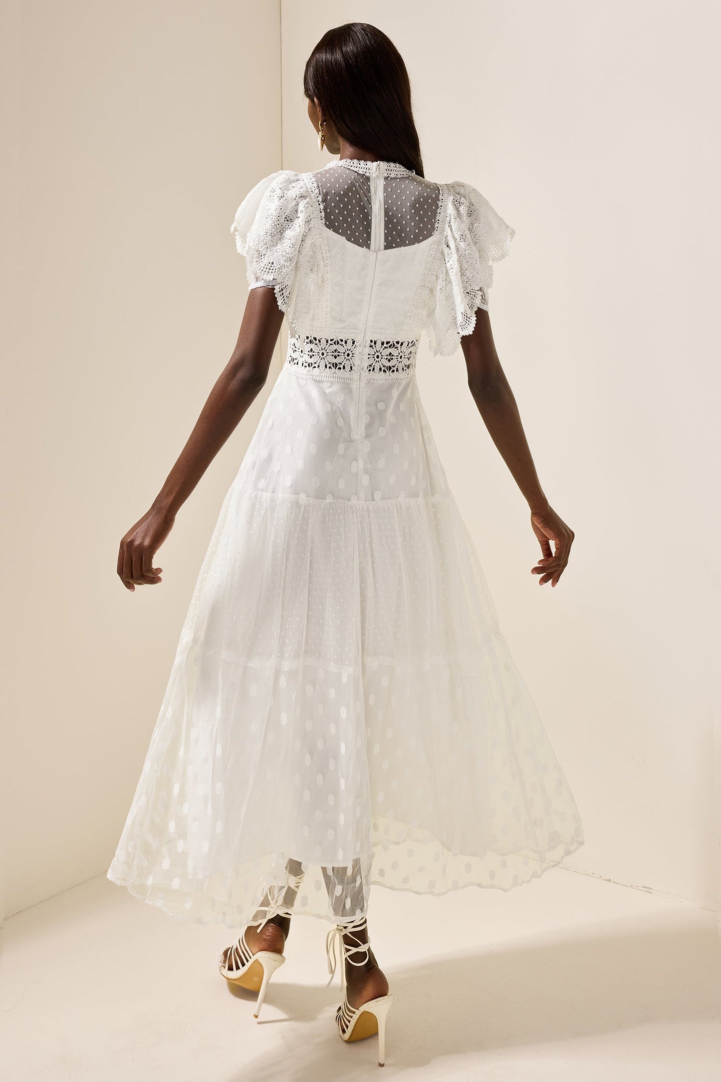 Effortlessly Elegant Dress with a Timeless Design