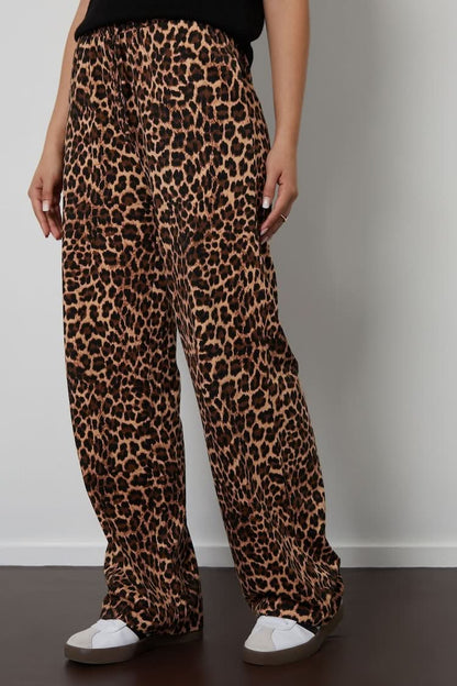 Well Tailored Pants with a Graceful Silhouette