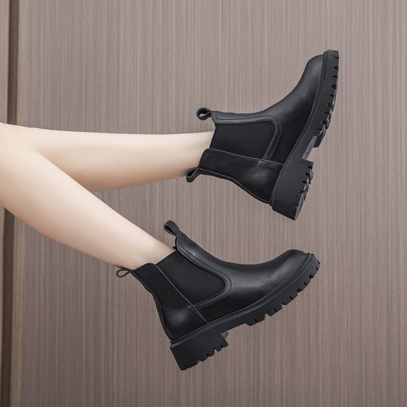 Effortlessly Elegant Boots with a Timeless Design