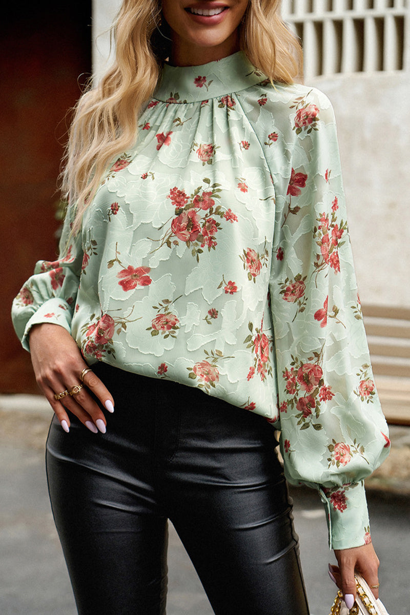 Well Tailored Top with a Graceful Silhouette