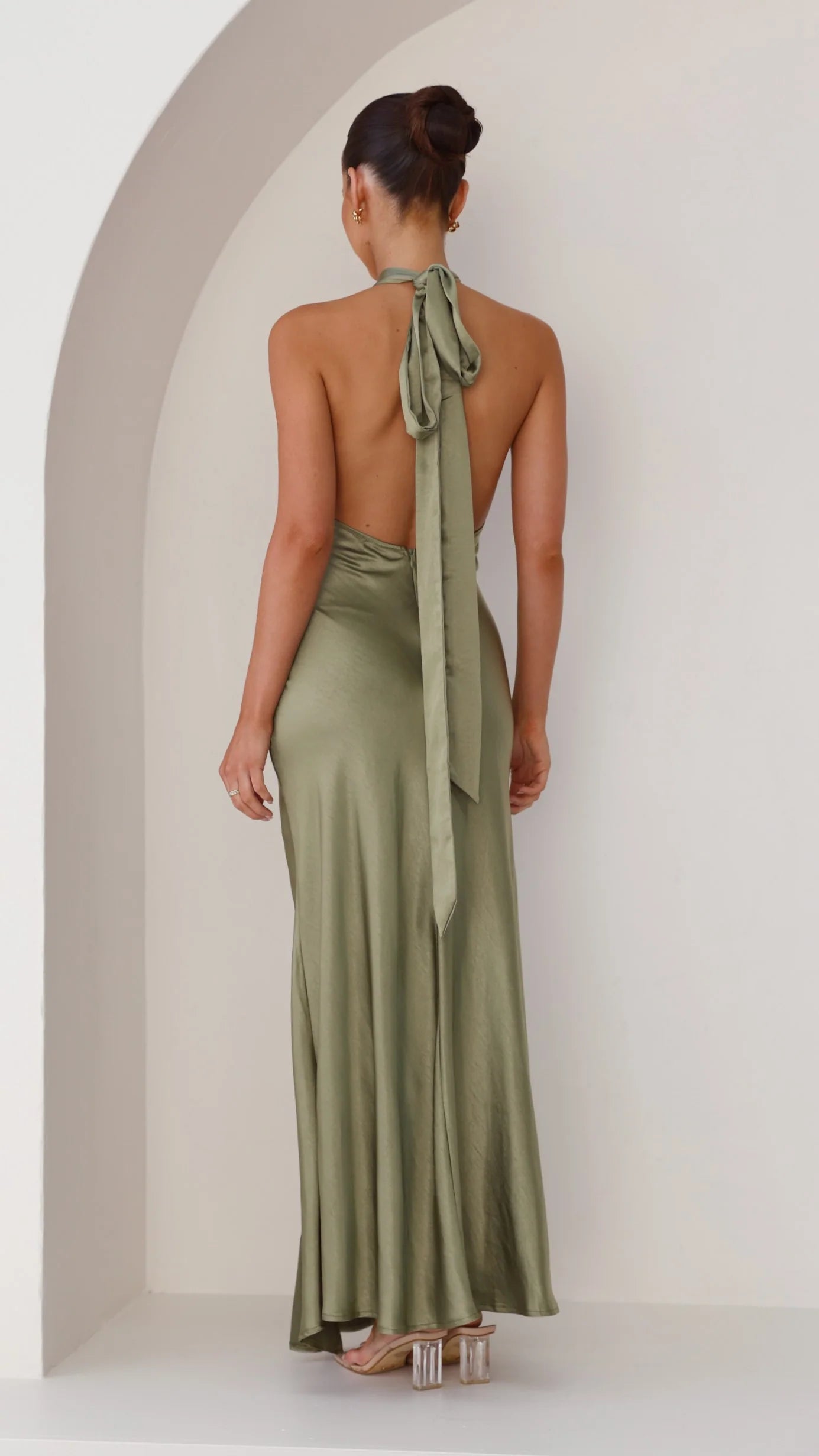 Beautifully Finished Dress in a Timeless Design