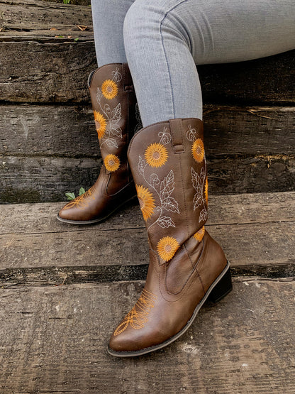 Effortlessly Elegant Boots with a Timeless Design